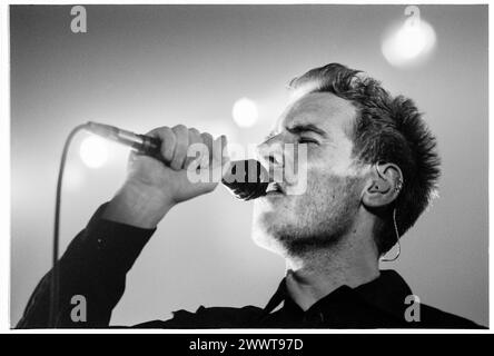 MASSIVE ATTACK, MEZZANINE PREVIEW KONZERT, 1998: Robert Del Naja (auch bekannt als 3D) von massive Attack im Gloucester Leisure Centre in England, Großbritannien am 14. März 1998. Die Band hatte eine Vorschau auf die Titel ihres dritten Albums Mezzanine, das einen Monat später veröffentlicht wurde. Foto: Rob Watkins. INFO: Massive Attack, ein britisches Trip-Hop-Kollektiv, das 1988 in Bristol gegründet wurde, definierte elektronische Musik mit ihren atmosphärischen Soundlandschaften und sozial bewussten Texten neu. Ihr Genre-trotzender Stil war ein weltweiter Einfluss auf die Musikszene. Stockfoto