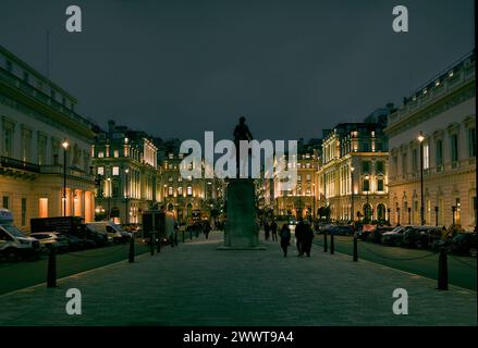 19. märz 2024 - Londonuk: Nächtlicher Blick auf Waterloo Place und das Guards Crim war Memorial Stockfoto