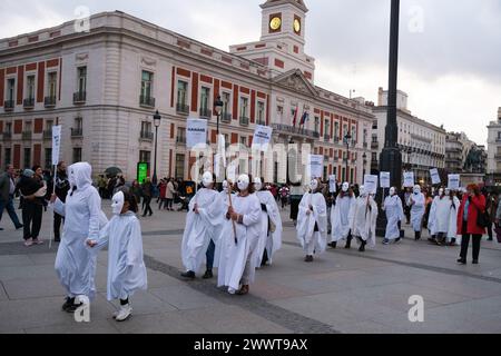 Feministische Gruppen versammeln sich am 25. März 2024 in Madrid in der Puerta del Sol. Das Ministerium für Gleichstellung hat Konf Stockfoto