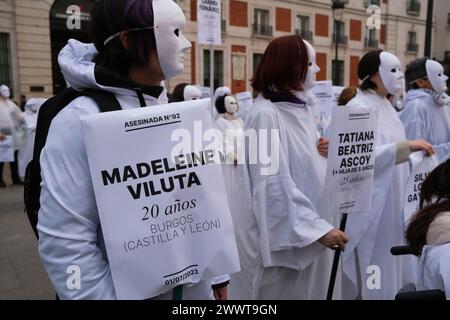 Madrid, Spanien. März 2024. Feministische Gruppen versammeln sich am 25. März 2024 in Madrid in der Puerta del Sol. Das Ministerium für Gleichstellung hat den sechsten Mord an männlicher Gewalt im Jahr 2024 bestätigt (Foto: Oscar Gonzalez/SIPA USA) Credit: SIPA USA/Alamy Live News Stockfoto