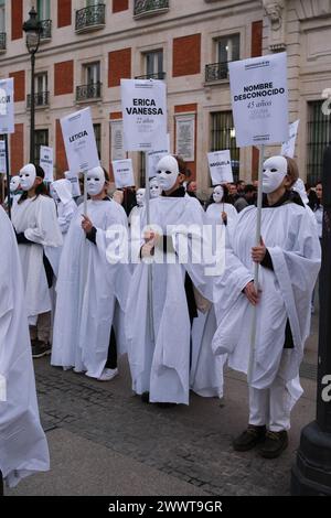 Madrid, Spanien. März 2024. Feministische Gruppen versammeln sich am 25. März 2024 in Madrid in der Puerta del Sol. Das Ministerium für Gleichstellung hat den sechsten Mord an männlicher Gewalt im Jahr 2024 bestätigt (Foto: Oscar Gonzalez/SIPA USA) Credit: SIPA USA/Alamy Live News Stockfoto