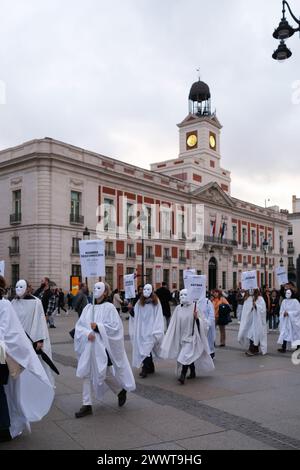 Madrid, Spanien. März 2024. Feministische Gruppen versammeln sich am 25. März 2024 in Madrid in der Puerta del Sol. Das Ministerium für Gleichstellung hat den sechsten Mord an männlicher Gewalt im Jahr 2024 bestätigt (Foto: Oscar Gonzalez/SIPA USA) Credit: SIPA USA/Alamy Live News Stockfoto