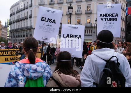 Madrid, Spanien. März 2024. Feministische Gruppen versammeln sich am 25. März 2024 in Madrid in der Puerta del Sol. Das Ministerium für Gleichstellung hat den sechsten Mord an männlicher Gewalt im Jahr 2024 bestätigt (Foto: Oscar Gonzalez/SIPA USA) Credit: SIPA USA/Alamy Live News Stockfoto