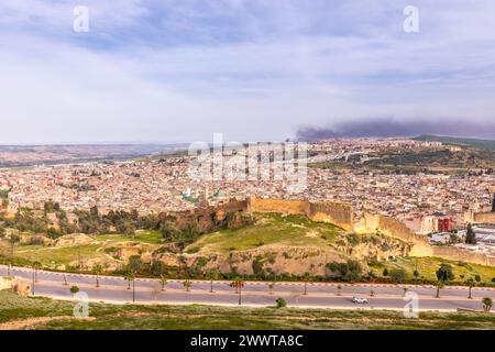 Fès, Marokko - 17. März 2024: Panoramablick auf die Medina von Fès von Borj Nord in Marokko Stockfoto