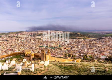 Fès, Marokko - 17. März 2024: Panoramablick auf die Medina von Fès von Borj Nord in Marokko Stockfoto