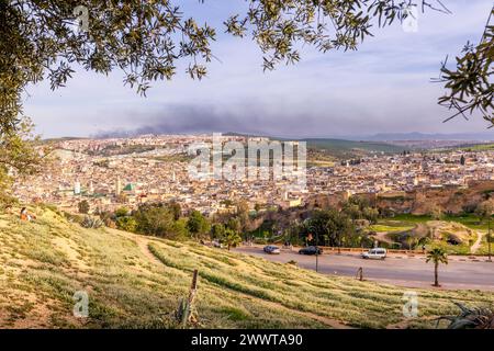 Fès, Marokko - 17. März 2024: Panoramablick auf die Medina von Fès von Borj Nord in Marokko Stockfoto