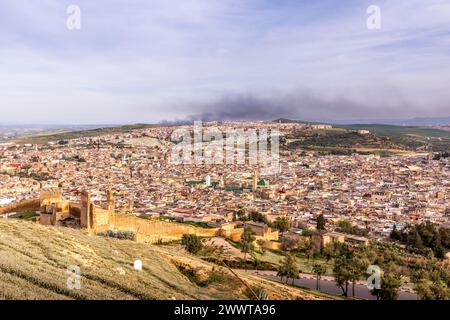 Fès, Marokko - 17. März 2024: Panoramablick auf die Medina von Fès von Borj Nord in Marokko Stockfoto