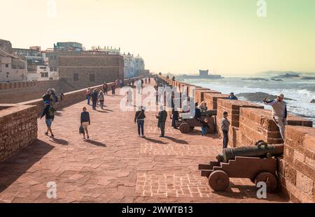 Die Stadtmauern der Altstadt von Essaouira in Marokko mit Blick auf den Atlantischen Ozean. Stockfoto