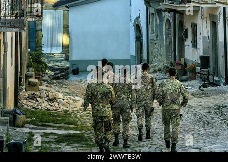 Amatrice, Rieti Italien 25. August 2016 Soldaten suchen in den Ruinen während des Erdbebens in Mittelitalien. Stockfoto