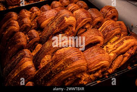 Eine Nahaufnahme verschiedener frisch gebackener Waren in einem von warmem Licht beleuchteten Tablett Stockfoto