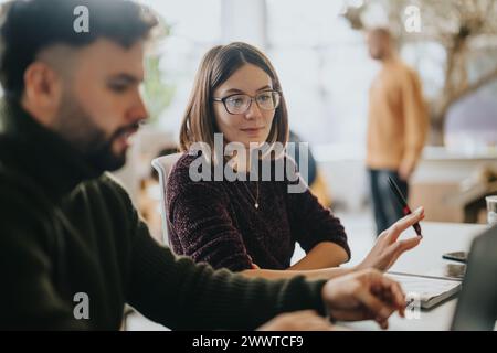 Erfolgreiche Zusammenarbeit von multinationalen Geschäftsteams bei der Analyse von Statistiken und der Ideenfindung. Stockfoto