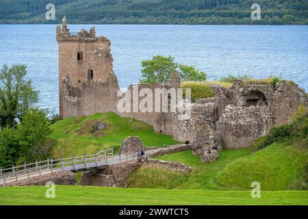 Urquhart Castle, am Ufer des Loch Ness. Drumnadrochit, Schottland, Herbst, von Dominique Braud/Dembinsky Photo Assoc Stockfoto