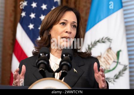 Washington, Usa. März 2024. US-Vizepräsidentin Kamala Harris gibt am Montag, den 25. März 2024, eine Erklärung neben Präsident Bernardo Arévalo aus Guatemala im Zeremonialbüro des Vizepräsidenten im Eisenhower Executive Office Building auf dem Campus des Weißen Hauses in Washington, DC ab. Foto: Ron Sachs/UPI Credit: UPI/Alamy Live News Stockfoto