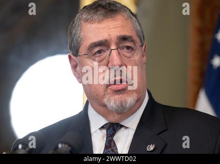 Washington, Usa. März 2024. Präsident Bernardo Arévalo aus Guatemala gibt am Montag, den 25. März 2024, eine Erklärung neben US-Vizepräsidentin Kamala Harris im Zeremonialbüro des Vizepräsidenten im Eisenhower Executive Office Building auf dem Campus des Weißen Hauses in Washington, DC ab. Foto: Ron Sachs/UPI Credit: UPI/Alamy Live News Stockfoto
