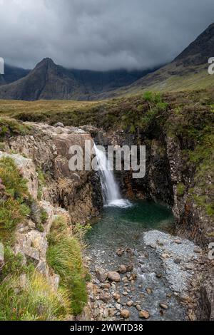 Der Fluss Brittle führt zu Fairy Pools, Cuillin Range, Isle of Skye, Schottland. , Herbst, von Dominique Braud/Dembinsky Photo Assoc Stockfoto