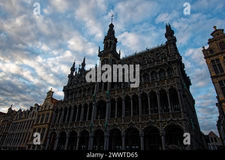 Brüssel Der Grand-Place. Es ist von Gildenhäusern, dem Hôtel de Ville und dem Maison du ROI umgeben und gilt als einer der schönsten Plätze Stockfoto