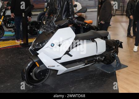 ISTANBUL, TÜRKEI - 23. MÄRZ 2024: Elektroroller BMW CE 04 auf der Istanbul Motobike 2024 Messe. Stockfoto