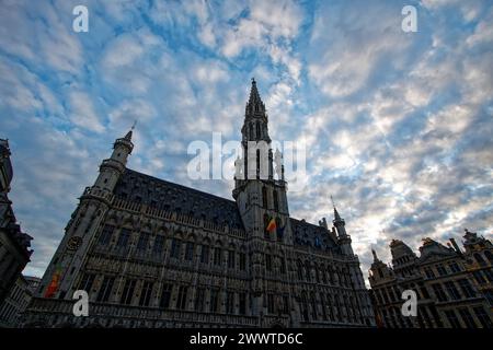 Brüssel Der Grand-Place. Es ist von Gildenhäusern, dem Hôtel de Ville und dem Maison du ROI umgeben und gilt als einer der schönsten Plätze Stockfoto
