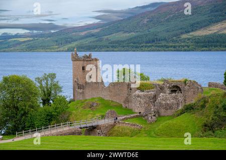 Urquhart Castle, am Ufer des Loch Ness. Drumnadrochit, Schottland, Herbst, von Dominique Braud/Dembinsky Photo Assoc Stockfoto