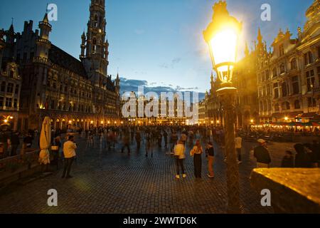 Brüssel Der Grand-Place. Es ist von Gildenhäusern, dem Hôtel de Ville und dem Maison du ROI umgeben und gilt als einer der schönsten Plätze Stockfoto