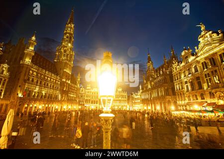 Brüssel Der Grand-Place. Es ist von Gildenhäusern, dem Hôtel de Ville und dem Maison du ROI umgeben und gilt als einer der schönsten Plätze Stockfoto
