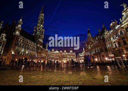 Brüssel Der Grand-Place. Es ist von Gildenhäusern, dem Hôtel de Ville und dem Maison du ROI umgeben und gilt als einer der schönsten Plätze Stockfoto