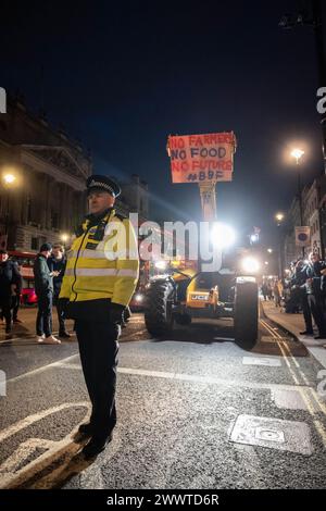 London, England. März 2024. Britische Landwirte, die an einer Demonstration über die Unzufriedenheit der Landwirte mit der britischen Lebensmittelpolitik teilnahmen, unterdurchschnittliche Impo Stockfoto