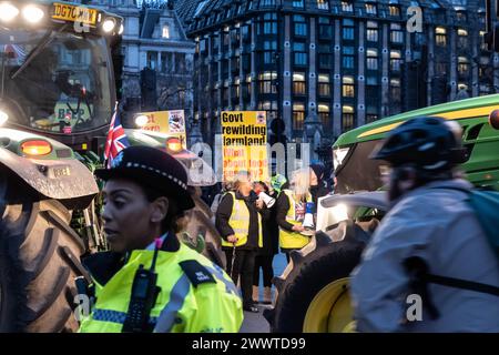 London, England. März 2024. Britische Landwirte, die an einer Demonstration über die Unzufriedenheit der Landwirte mit der britischen Lebensmittelpolitik teilnahmen, unterdurchschnittliche Impo Stockfoto
