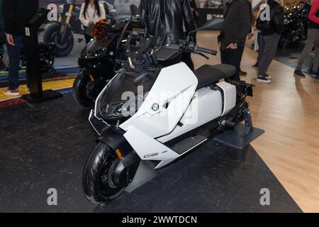 ISTANBUL, TÜRKEI - 23. MÄRZ 2024: Elektroroller BMW CE 04 auf der Istanbul Motobike 2024 Messe. Stockfoto