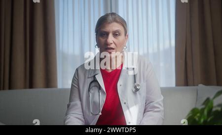 Leitende Ärztin berät Remote-Patienten sprechen auf Cam, die telemedizinische medizinische Dienste bereitstellt. Videoanruf älterer Ärzte von virtua Stockfoto