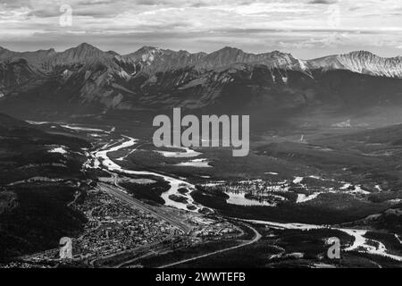 Jasper Town und Athabasca River aus der Vogelperspektive in Schwarz-weiß, Jasper Nationalpark, Kanada. Stockfoto