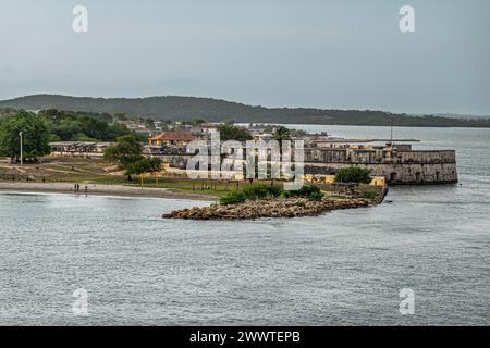 Cartagena, Kolumbien - 25. Juli 2023: Fort, Fuerte de San Fernando de Bocachica, am Südpunkt der Isla de Tierra Bomba unter blauem Abendclou Stockfoto