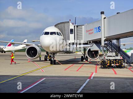 Flugzeug auf der Passagierbrücke auf dem Asphalt am Flughafen Düsseldorf, Deutschland, Nordrhein-Westfalen, Niederrhein, Düsseldorf Stockfoto