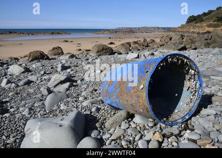 Plastikfass an der Küste gespült, Frankreich, Bretagne Stockfoto