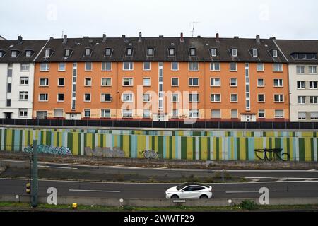 Dicht besiedelte Bebauung direkt an der Autobahn A40, Deutschland, Nordrhein-Westfalen, Ruhrgebiet, Essen Stockfoto