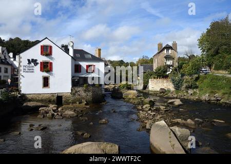 Malerische Pont-Aven am Ufer des Flusses Aven, ehemalige Künstlerkolonie um Paul-Gauguin, Frankreich, Bretagne Stockfoto