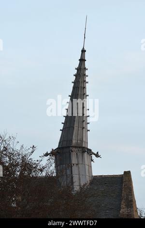 Schiefer Turm der Kapelle Saint-Gonery, Frankreich, Bretagne, Plougrescant Stockfoto