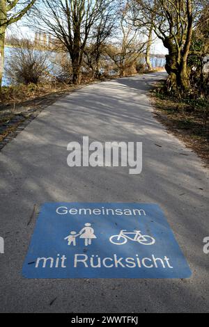 Verkehrsschild „gemeinsam mit Ruecksicht, zusammen mit Berücksichtigung“ gemalt auf dem Wander- und Radweg, Deutschland, Nordrhein-Westfalen, Kaisersw Stockfoto