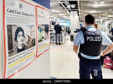 Gesuchte Plakate und Polizist am Flughafen Düsseldorf, Deutschland, Nordrhein-Westfalen, Niederrhein, Düsseldorf Stockfoto