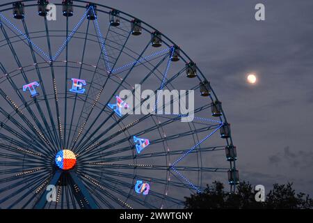 Dallas, TX, USA, 13. Oktober 2016, das Texas Star Ferris Wheel in der Abenddämmerung während der Texas State Fair. Gutschrift D Guest Smith Stockfoto