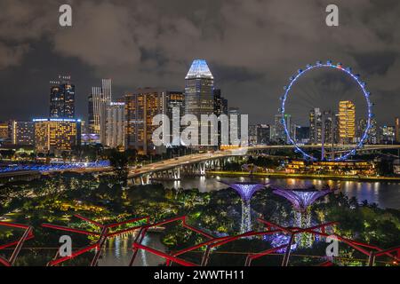 Singapore Flyer und Business Skyline bei Nacht Stockfoto