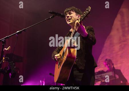 Newcastle, Großbritannien - 25. März. Declan McKenna tritt im o2 City Hall, Newcastle, vor ausverkauften Menschenmengen auf seiner „What Happened to the Beach“-Tour auf. Foto: Jill O'Donnell/Alamy Live News Stockfoto