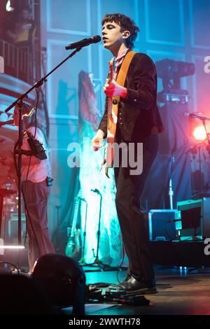 Newcastle, Großbritannien - 25. März. Declan McKenna tritt im o2 City Hall, Newcastle, vor ausverkauften Menschenmengen auf seiner „What Happened to the Beach“-Tour auf. Foto: Jill O'Donnell/Alamy Live News Stockfoto