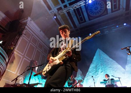 Newcastle, Großbritannien - 25. März. Declan McKenna tritt im o2 City Hall, Newcastle, vor ausverkauften Menschenmengen auf seiner „What Happened to the Beach“-Tour auf. Foto: Jill O'Donnell/Alamy Live News Stockfoto