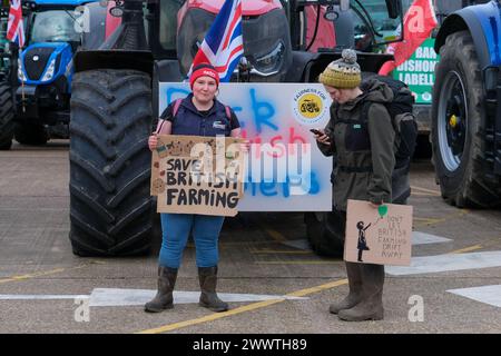 London, Großbritannien, 25. März 2024. Rund 100 Traktoren und Landwirtschaftsfahrzeuge kamen auf dem New Covent Garden Market an, bevor sie in einem Landwirtschaftsprotest ins Parlament abfielen, was Bedenken über die Ernährungssicherheit und die Regierungspolitik des Vereinigten Königreichs weckte. Quelle: Eleventh Photography/Alamy Live News Stockfoto