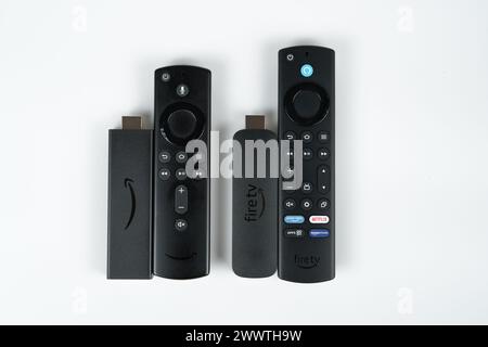 Alter und neuer Amazon Fire TV Stick 4K MAX 2023. Stafford, Großbritannien. März 2024. Stockfoto