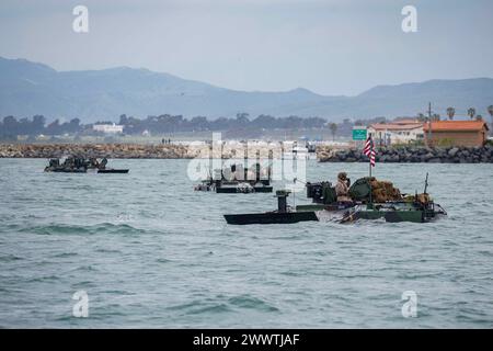 Amphibious Combat Vehicles (ACV), die dem Battalion Landing Team (BLT) 1/5, 15th Marine Expeditionary Unit (MEU) angehören, durchqueren das Del Mar Basin, während sie amphibische Operationen mit dem amphibischen Dock-Landungsschiff USS Harpers Ferry (LSD 49) durchführen, 23. März 2024. Harpers Ferry führt derzeit Routineoperationen in der 3. US-Flotte mit Elementen der 15. Marine Expeditionary Unit durch. (Foto der US Navy von Mass Communication Specialist 2nd Class sang Kim) Stockfoto