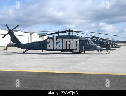 Vier Such- und Rettungshubschrauber der US Air Force HH-60G Pave Hawk vom 106th Rescue Wing bereiten sich auf eine Mission während der Übung Agile Rage 2024 auf der F.S. Gabreski Air National Guard Base, Westhampton Beach, New York, am 29. Februar 2024 vor. Die Übung diente als wichtige Vorbereitung für die Einheiten der Air National Guard und betonte Agilität, Interoperabilität und das Agile Combat Employment (ACE)-Konzept, um sicherzustellen, dass Airmen anpassungsfähig und bereit für jede betriebliche Herausforderung sind. (Foto der U.S. Air National Guard von Staff Sgt. Kevin J. Donaldson) Stockfoto