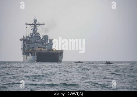 Amphibious Combat Vehicles (ACV), die dem Battalion Landing Team (BLT) 1/5, 15th Marine Expeditionary Unit (MEU) angehören, bewegen sich am 23. März 2024 auf das Brunnendeck des Amphibiendocks USS Harpers Ferry (LSD 49) zu, während sie amphibische Operationen im Pazifischen Ozean durchführen. Harpers Ferry führt derzeit Routineoperationen in der 3. US-Flotte mit Elementen der 15. Marine Expeditionary Unit durch. (Foto der US Navy von Mass Communication Specialist 2nd Class sang Kim) Stockfoto