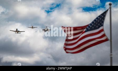 Eine A-10 Thunderbolt II, ein P-51 Mustang Flugzeug und eine F-35 Lightning II zollen der Vergangenheit Gegenwart und Zukunft der Luftfahrt Zoll und Fähigkeiten während der Luke Days Airshow am 23. März 2024 auf der Luke Air Force Base in Arizona Tribut. Luke Days demonstriert die anhaltenden Fortschritte der Luftwaffe beim Aufbau der Zukunft der Luftkraft mit militärischen und zivilen Luftakten, darunter das US Air Demonstration Team The Thunderbirds, F-35A Lightning II, statische Anzeigen, Wissenschaft, Technologie, Technik, Technik, Technik, und Mathe-Ausstellungen und Demonstrationen für militärische Operationen. (Foto der U.S. Air Force von Airman 1. CLA Stockfoto